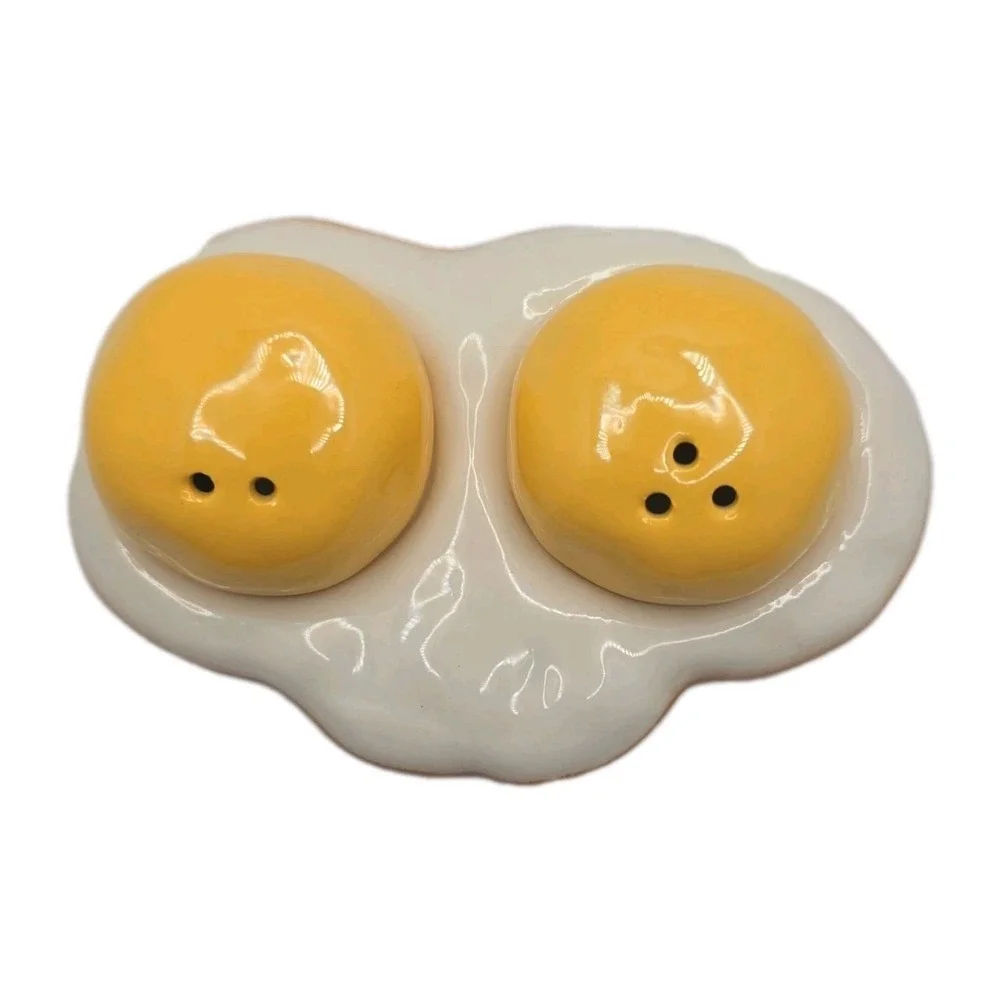 Cracker Barrel Collectibles Fried Eggs w/ Holder  Salt & Pepper Set NIB U260